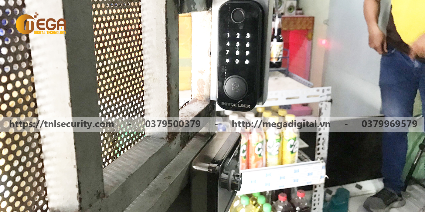 Cong-trinh-lap-dat-khoa-pin-van-tay-cho-cua-sat-mot-canh-tai-Tan-Phu